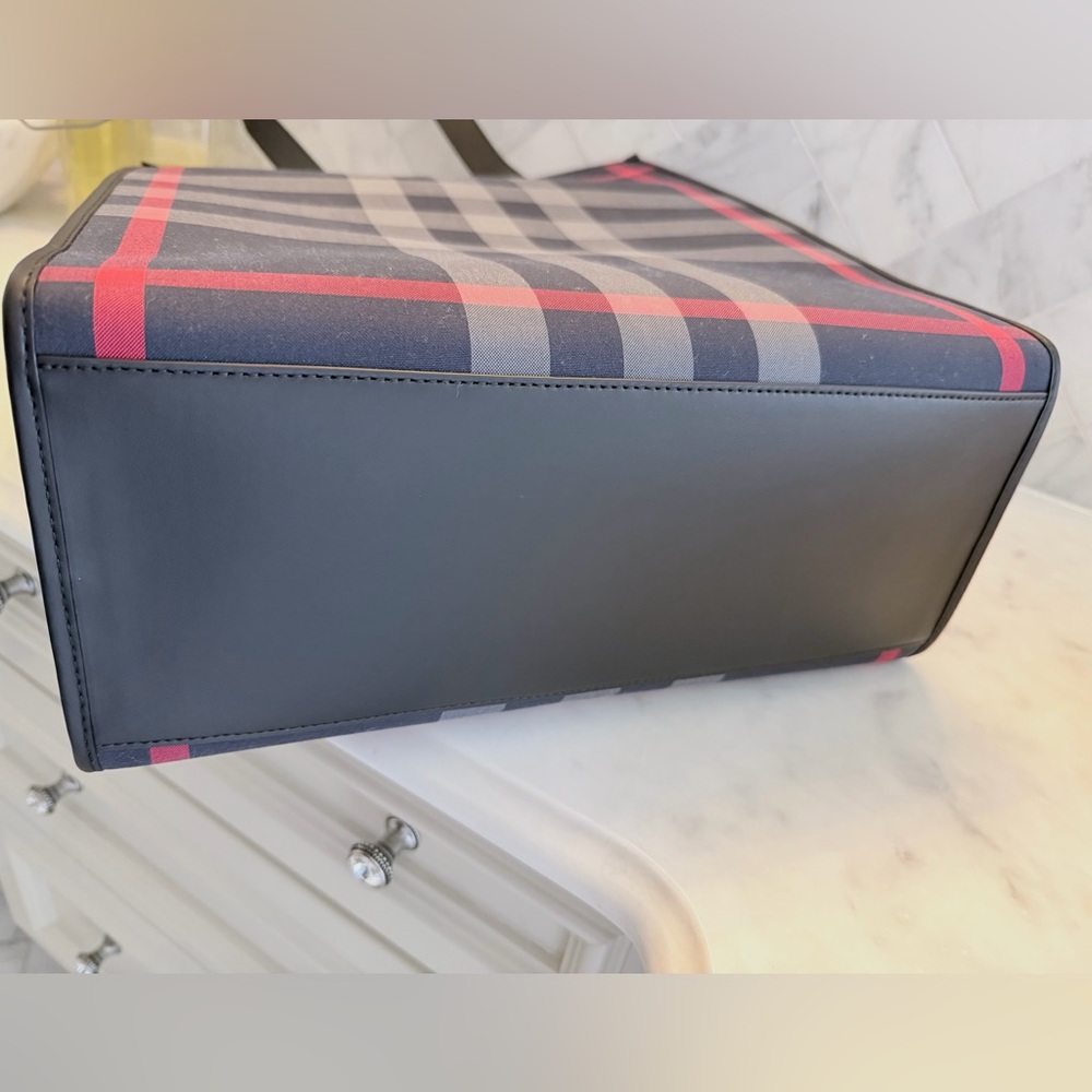 NWT AUTH BURBERRY LG BOOK TOTE IN NAVY W/BLACK LEATHER HANDLES, PIPING & BOTTOM - Picture 7 of 7